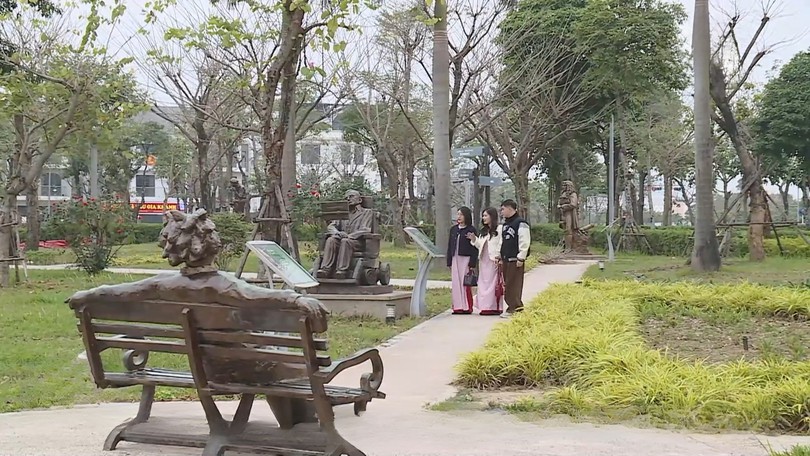 Người dân vui xuân, trải nghiệm Công viên Thiên văn học