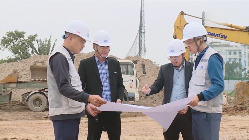 Xuyên Tết trên công trường chống ngập