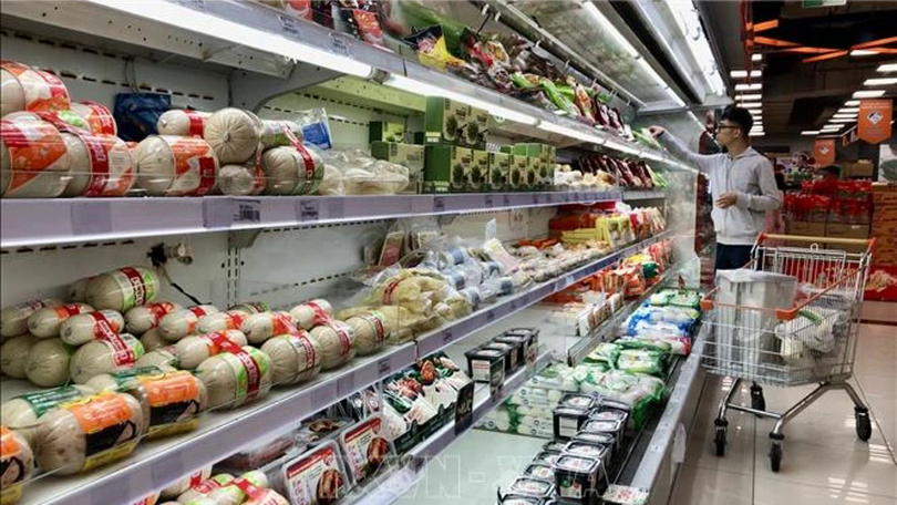 Thị trường hàng hóa mùng 3 Tết nhộn nhịp, giá tăng nhẹ