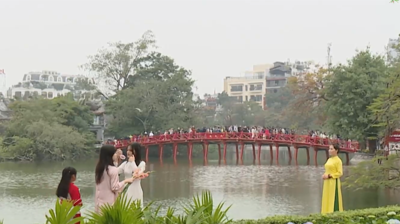 Diện mạo mới của Hồ Gươm thu hút du khách ngày đầu xuân