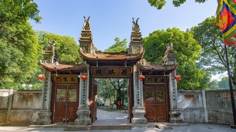 Du khách gửi xe máy miễn phí tại đền Voi Phục