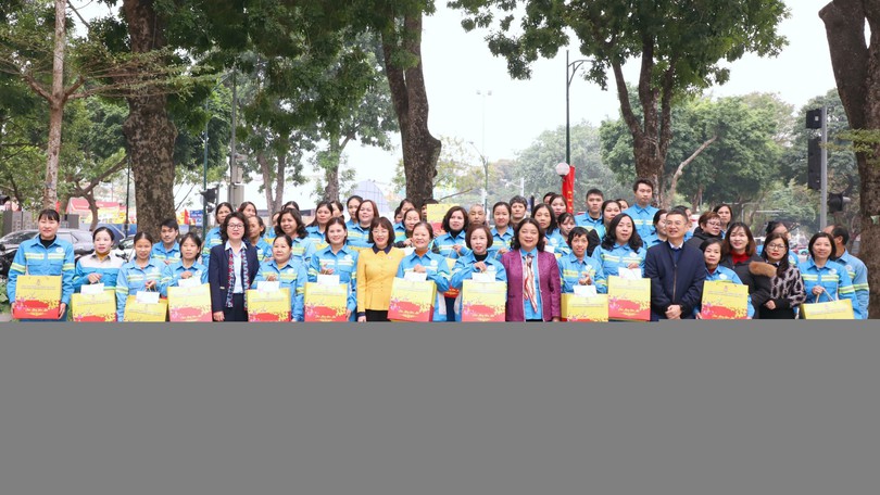 Trao quà Tết tới công nhân môi trường Hà Nội