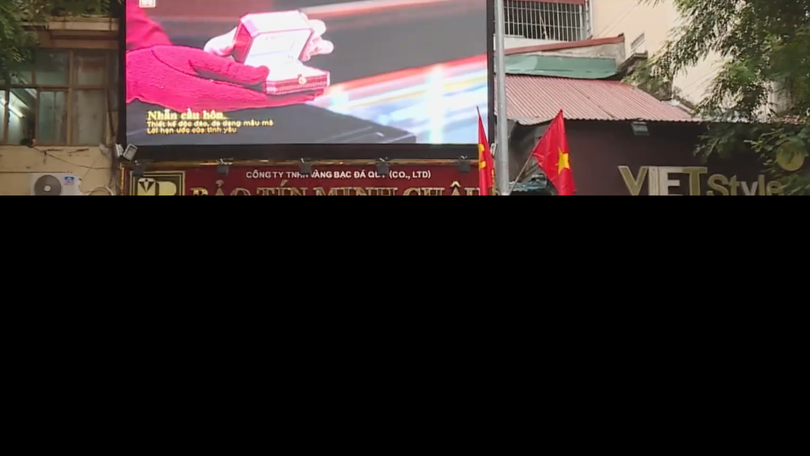 Đội mưa xuân xếp hàng mua vàng trước ngày vía Thần Tài