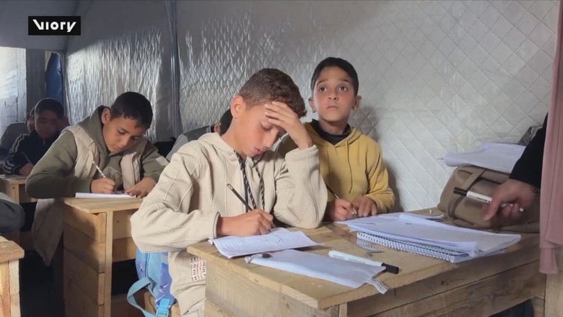 Thùng hàng viện trợ trở thành bàn học cho trẻ em Gaza