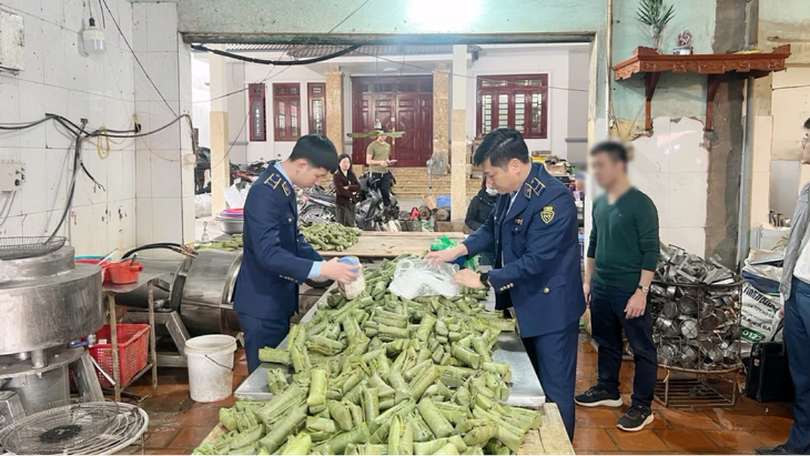 Khởi tố chủ cơ sở dùng hàn the sản xuất giò, chả