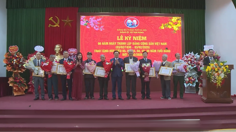 21 đảng viên xã Tam Hưng nhận Huy hiệu Đảng đợt 3/2