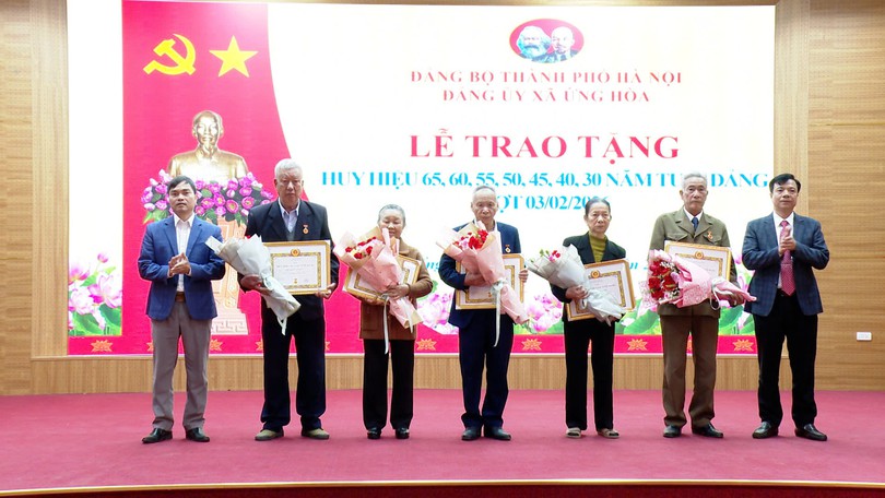 47 Đảng viên của Đảng bộ xã Ứng Hoà nhận Huy hiệu Đảng