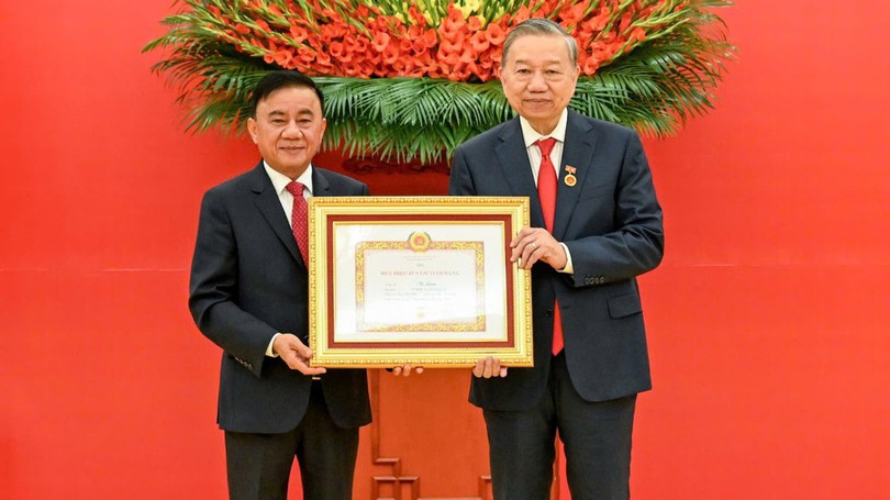 Trao Huy hiệu 45 năm tuổi Đảng tặng Tổng Bí thư Tô Lâm