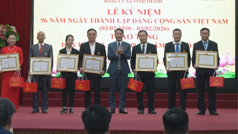 Đảng bộ xã Vĩnh Thanh trao tặng Huy hiệu Đảng đợt 3/2