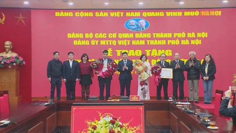Đảng bộ MTTQ Việt Nam TP. Hà Nội trao Huy hiệu Đảng đợt 3/2