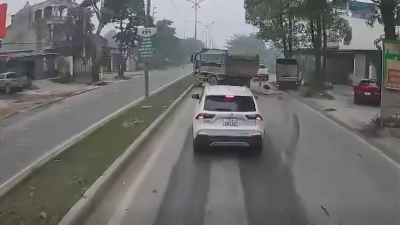 Một cán bộ CSGT tử vong trong vụ hai xe tải va chạm