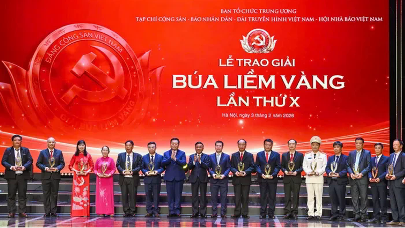Tuyên dương Bí thư Chi bộ xuất sắc và trao Giải Búa liềm Vàng