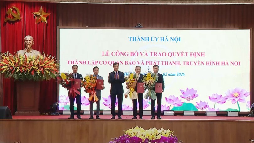Thành uỷ Hà Nội công bố và trao quyết định thành lập Cơ quan Báo và Phát thanh, truyền hình Hà Nội