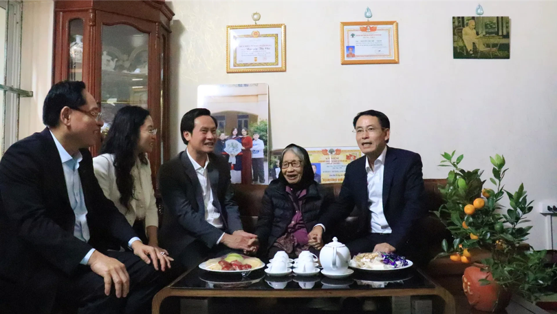 Lãnh đạo Thành phố thăm, tặng quà các gia đình chính sách