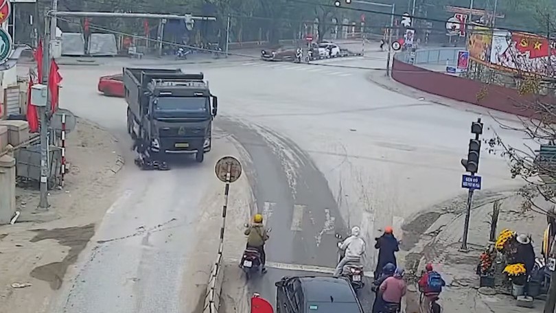 Xe ben cua nhanh gây nguy hiểm cho phương tiện khác