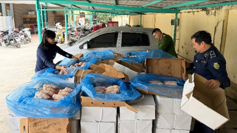 Phát hiện gần 2 tấn xương lợn trôi nổi