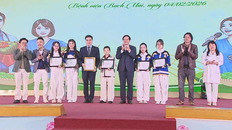 Bừng sáng đêm nhạc 'Blouse trắng - Trái tim hồng'