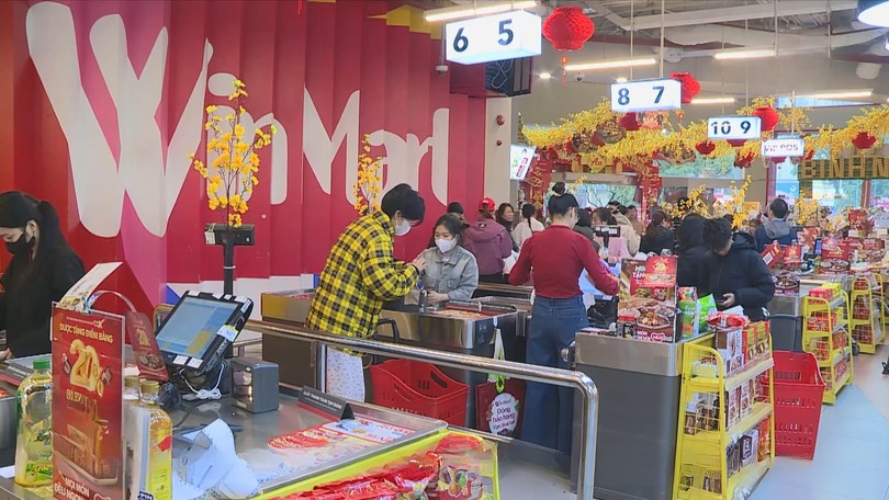 Người dân tấp nập mua sắm Tết tại các siêu thị