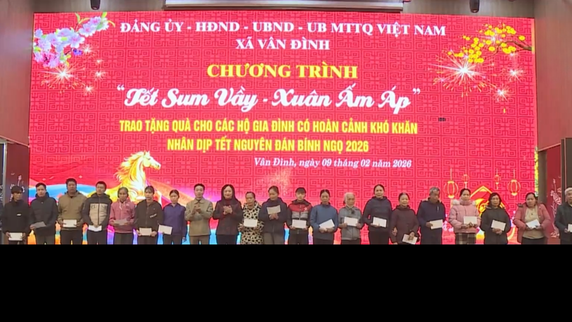 Xã Vân Đình trao 300 suất quà cho hộ gia đình khó khăn