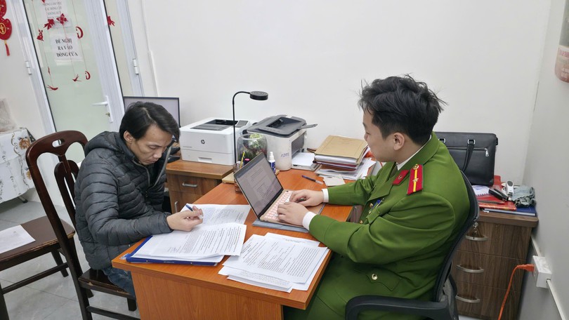 Vận động đối tượng bị truy nã tội 'giết người' ra đầu thú
