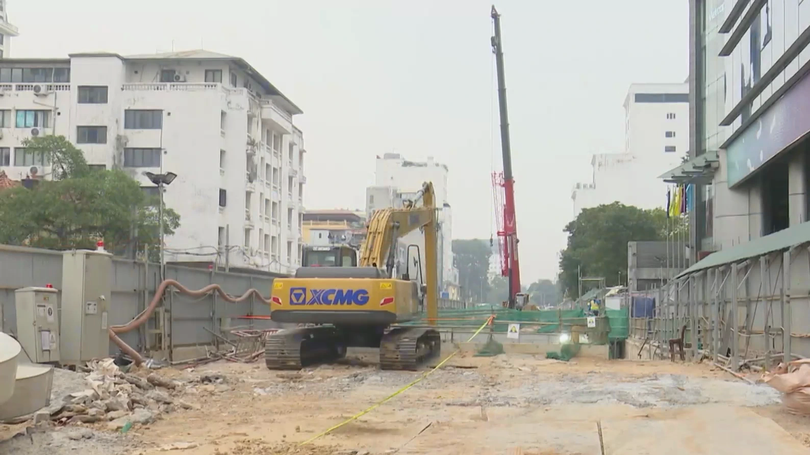 Rào chắn đoạn đường Trần Hưng Đạo để thi công ga ngầm