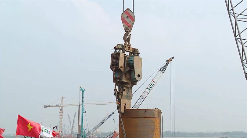 Công trường cầu Hồng Hà thi công xuyên ngày đêm