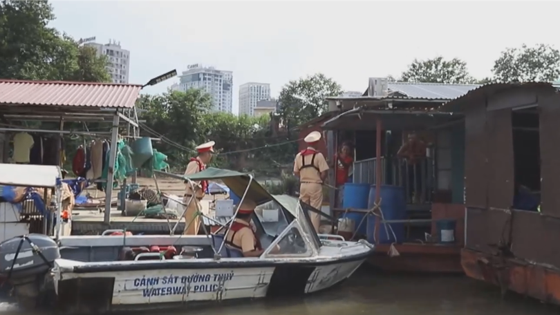 Cảnh sát đường thủy đồng hành cùng người dân mùa bầu cử