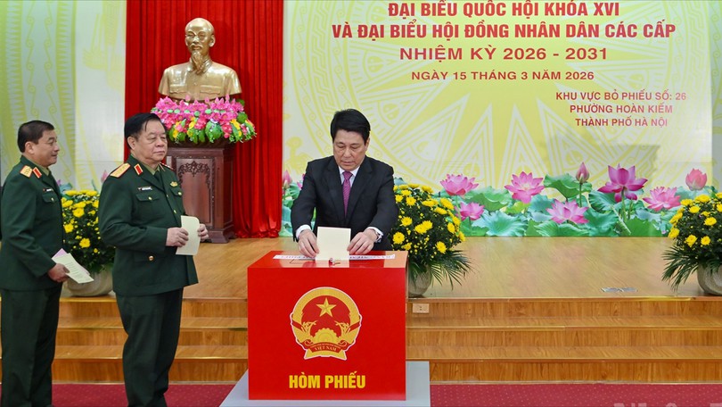 Chủ tịch nước bỏ phiếu bầu cử tại Khu vực bỏ phiếu số 26, phường Hoàn Kiếm