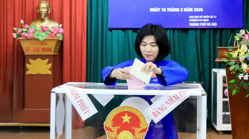 Chủ tịch Ủy ban bầu cử thành phố Phùng Thị Hồng Hà bỏ phiếu bầu cử
