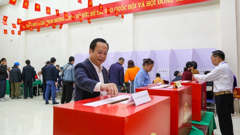 Đồng chí Trần Thế Cương bỏ phiếu bầu cử tại phường Ngọc Hà