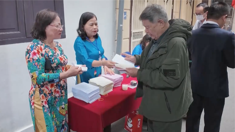 Cử tri Phương Liệt gửi gắm niềm tin qua từng lá phiếu