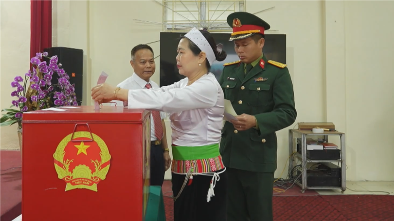 Cử tri xã Hòa Lạc nô nức đi bầu cử từ sớm