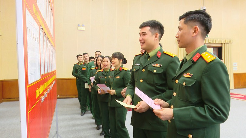 Lan tỏa nét đẹp người chiến sĩ Thủ đô trong ngày bầu cử