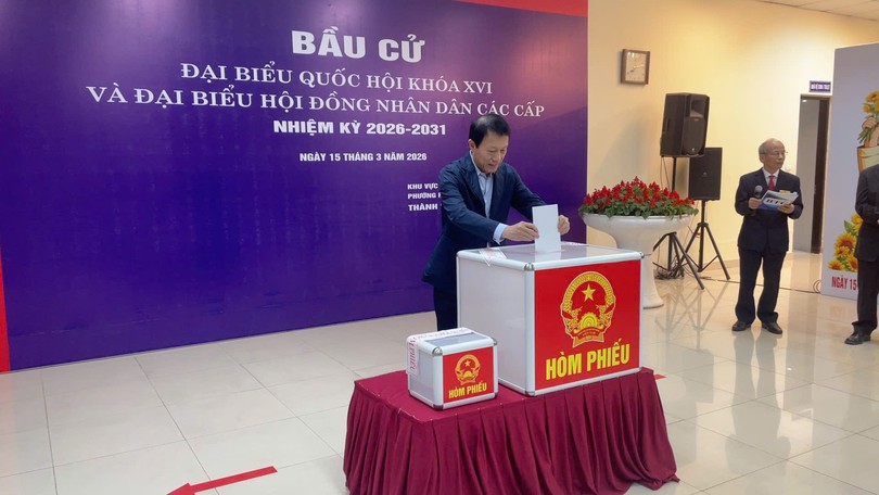 Cử tri phường Phú Thượng phấn khởi đi bầu cử
