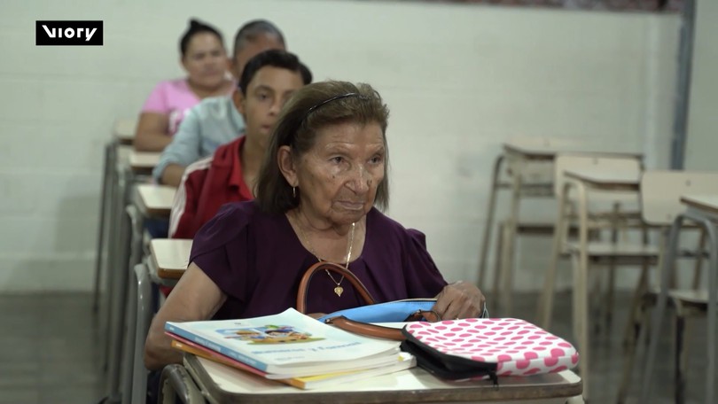 El Salvador: Mẹ 91 tuổi, con 71 tuổi trở lại trường học