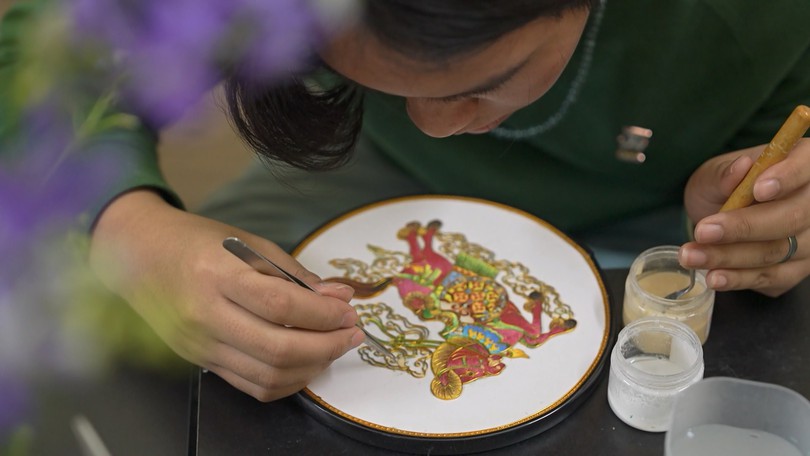 Từ Pháp lam cung đình đến Họa kim sa đương đại