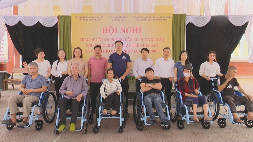 Trao tặng 50 xe lăn cho người khuyết tật