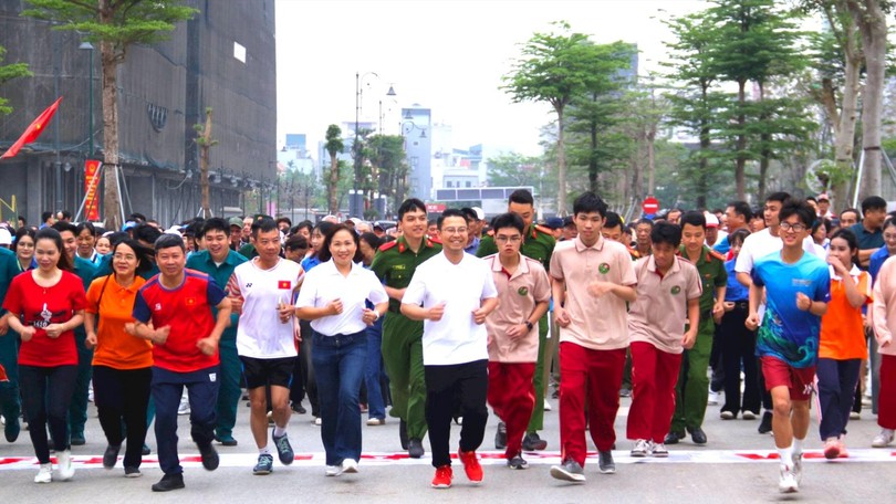 Đông đảo người dân tham gia Ngày chạy Olympic tại phường Phú Thượng