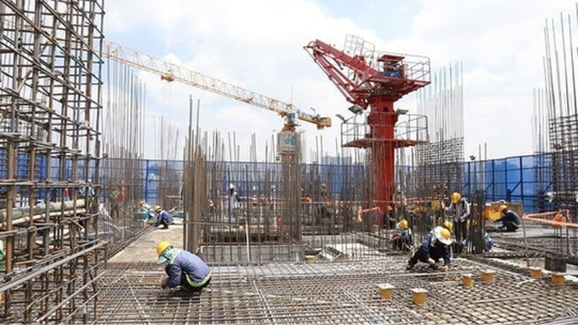 Giá vật liệu xây dựng tăng cao khiến nhà thầu gặp khó