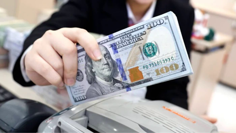 Đô la Mỹ trên thị trường tự do sát mốc 28.000 đồng
