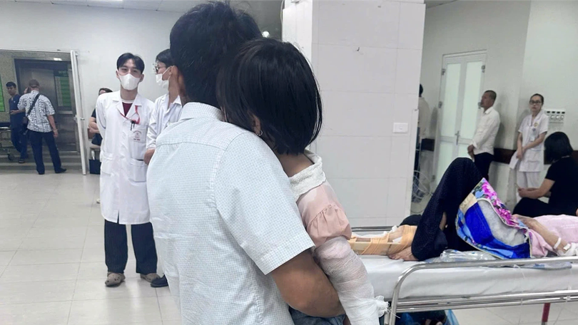 CSGT Hà Nội mở đường đưa cháu bé đi cấp cứu kịp thời