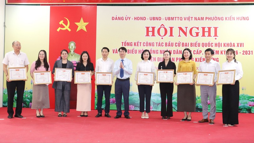 Kiến Hưng: Khen thưởng thành tích trong công tác bầu cử
