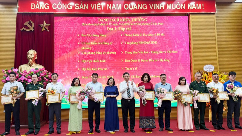 Phường Ô Chợ Dừa khen thưởng công tác bầu cử