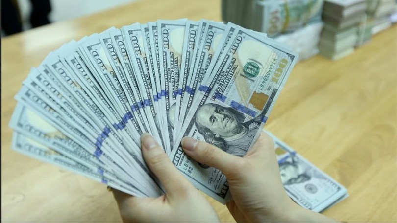 Giá USD tự do cán mốc 28.000 đồng