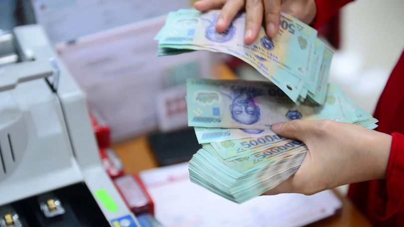 Lãi suất liên ngân hàng vượt 8%, NHNN bán ngoại tệ can thiệp