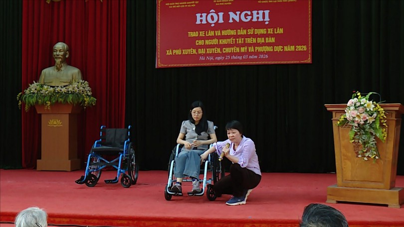 Trao tặng phương tiện cho người khuyết tật Hà Nội