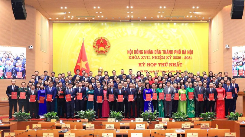 Trao giấy chứng nhận tư cách đại biểu HĐND Thành phố