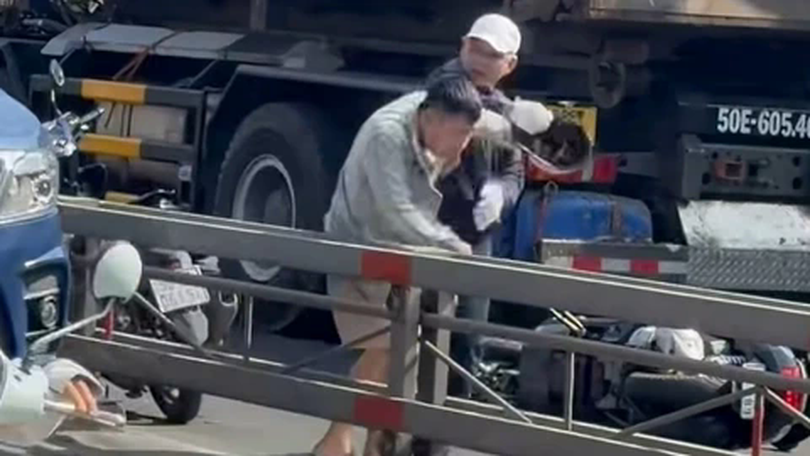 Công an xác minh clip hai người đánh nhau giữa đường