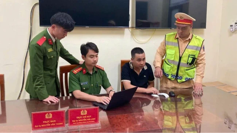 Khống chế lái xe thông chốt, va chạm với CSGT