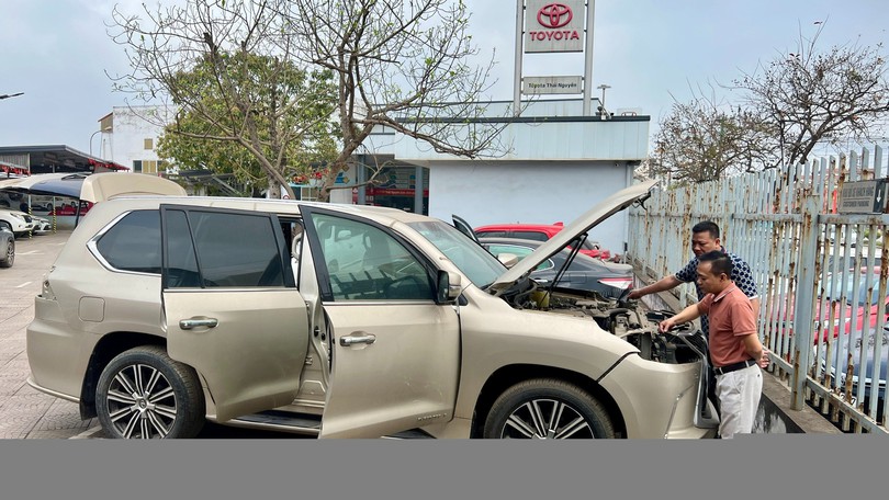 Xe ngập nước 'đắp chiếu' 5 tháng vì bảo hiểm